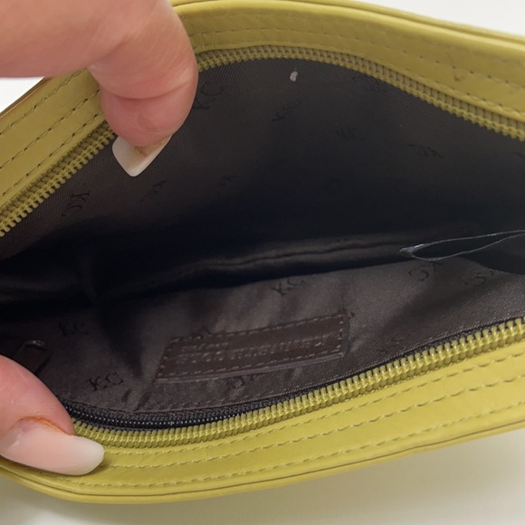 Kenneth Cole New York olive green leather wristlet zip close - Picture 4 of 7